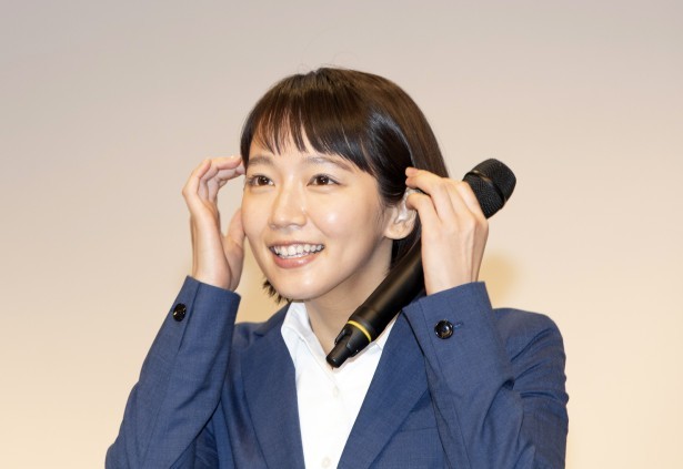 吉岡里帆、井浦新、田中圭らがわちゃわちゃ♪「健康で文化的な最低限度の生活」＜会見写真特集＞  | テレビ・芸能ニュースならザテレビジョン