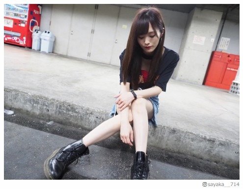 NMB48山本彩、ミニスカートで色白美脚披露「スタイル良い」と絶賛の声 - モデルプレス