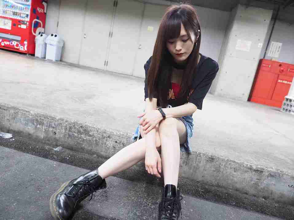 NMB48山本彩、ミニスカートで色白美脚披露「スタイル良い」と絶賛の声