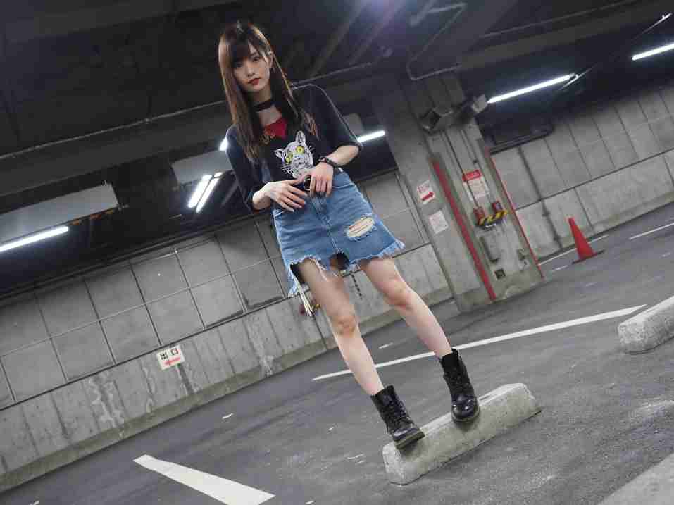 NMB48山本彩、ミニスカートで色白美脚披露「スタイル良い」と絶賛の声