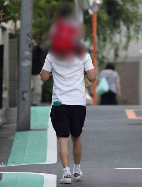 小栗旬、娘とデレデレ手つなぎ幼稚園お迎えショット