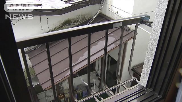 旅館の窓　寄りかかったら…手すりはずれ転落、死亡