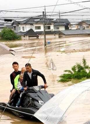 水上バイクで来たヒーロー 15時間かけ120人救う