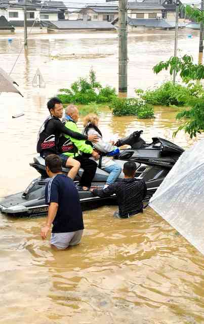 水上バイクで来たヒーロー 15時間かけ120人救う