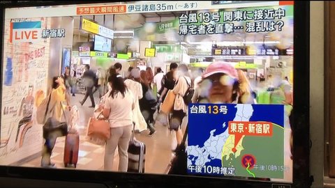 【報ステ】中継にピンク帽子の不審者が映り込み放送事故 動画画像まとめ : まとめダネ！
