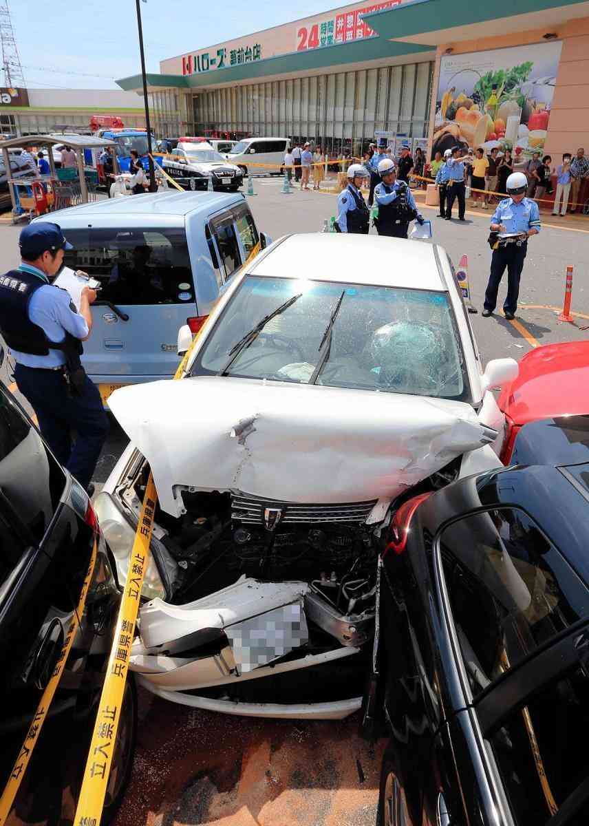 ７９歳男性の車が急発進、周辺の車次々に巻き込む　６人が重軽傷（神戸新聞NEXT） - Yahoo!ニュース