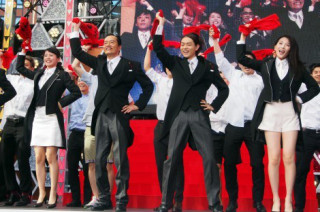 ドラマのオープニング・エンディングでキャストが踊ったダンス