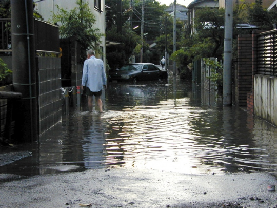 「土のう」の代わりに「水のう」が役立つ!?　自宅でできる浸水対策 | CHINTAI情報局