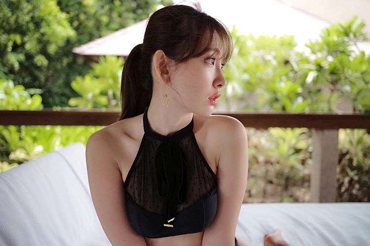 小嶋陽菜、胸元と腰回りが妖艶な水着ショット！「セクシー番長」健在でファン歓喜