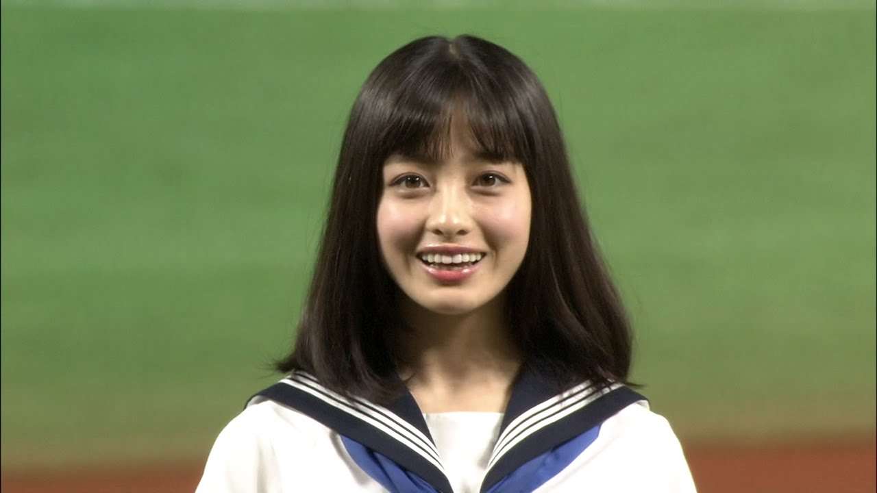 【プロ野球パ】橋本環奈さんが見事なノーバン始球式！  2015/10/14 H-M - YouTube