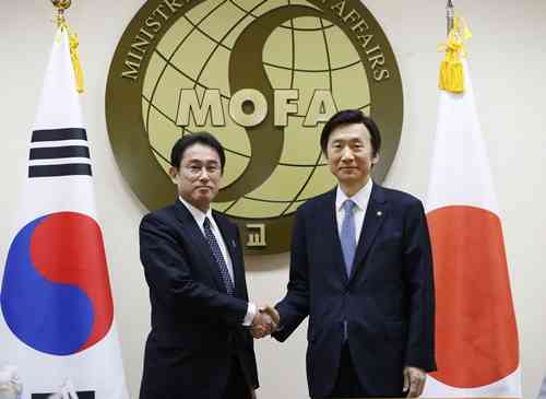 外務省ホームページ、韓国に関する表現修正 「最も重要な隣国」削除