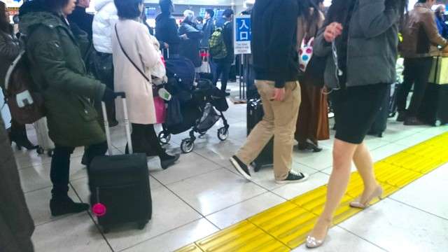 キャリーバッグによる事故が多発　全身打撲や骨折をする例も