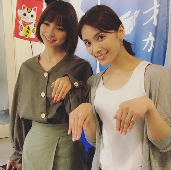 秋元才加＆篠田麻里子 “ゴーストポーズ”する2人にファン感慨「かつての戦友ですな」