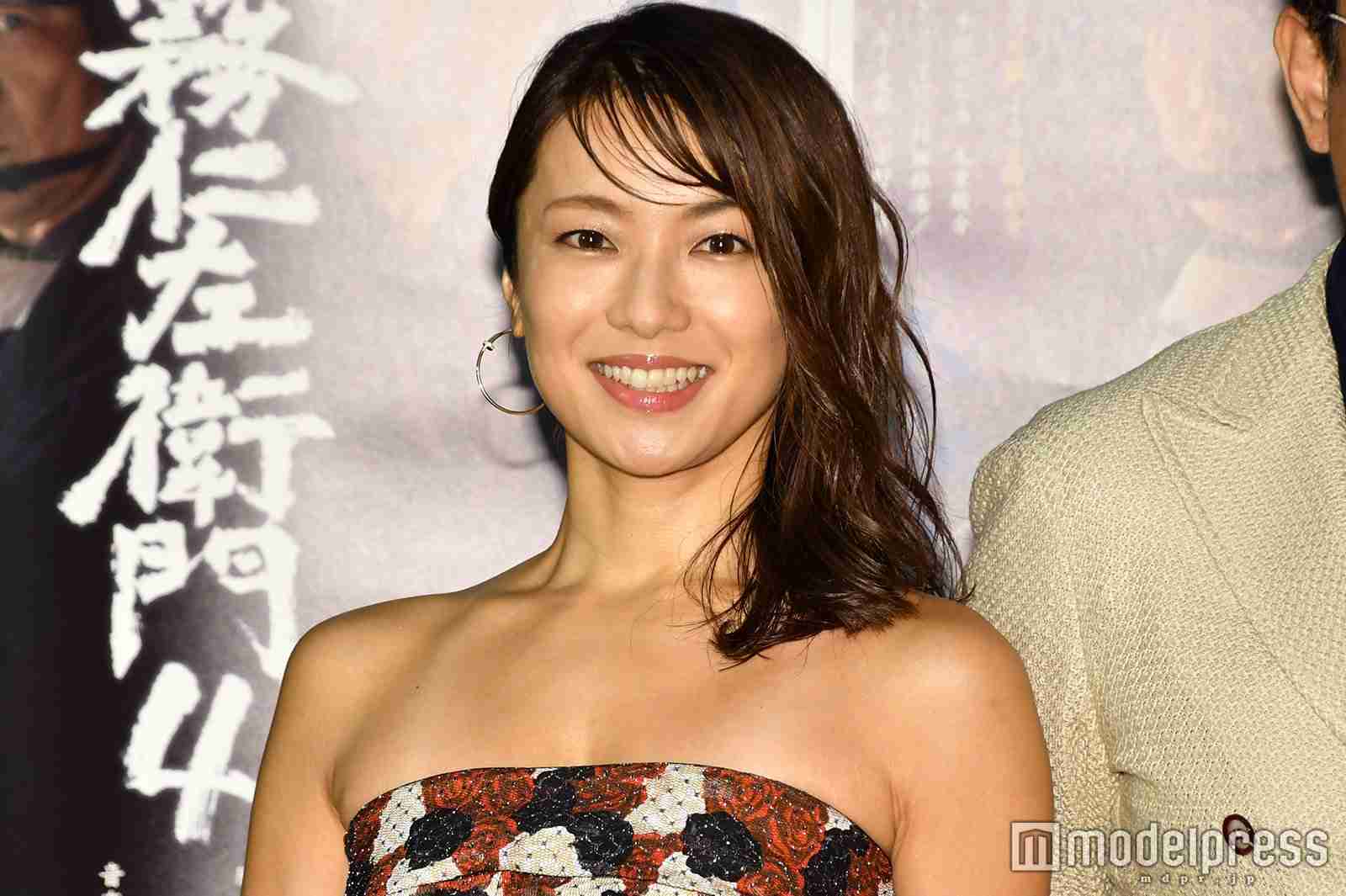 内山理名、吉田栄作との交際質問飛ぶ 胸元ザックリSEXYドレスで登場