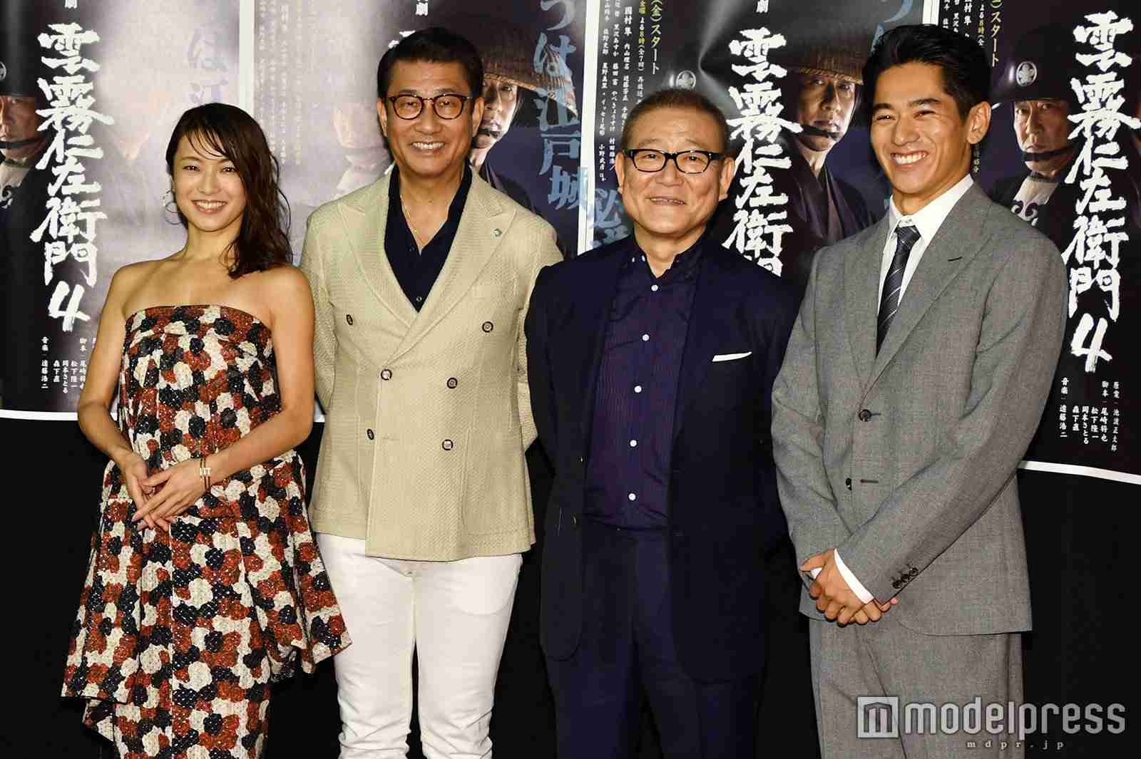 内山理名、吉田栄作との交際質問飛ぶ 胸元ザックリSEXYドレスで登場