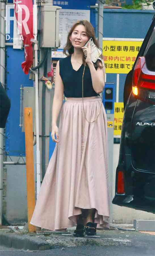 小嶋陽菜、胸元と腰回りが妖艶な水着ショット！「セクシー番長」健在でファン歓喜