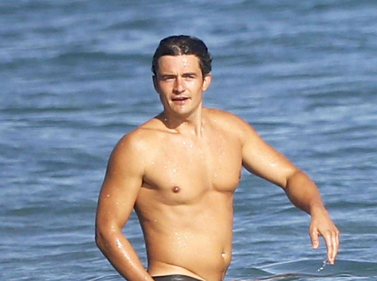 オーランド・ブルーム、全裸で「アイツ」を捕獲する - FRONTROW