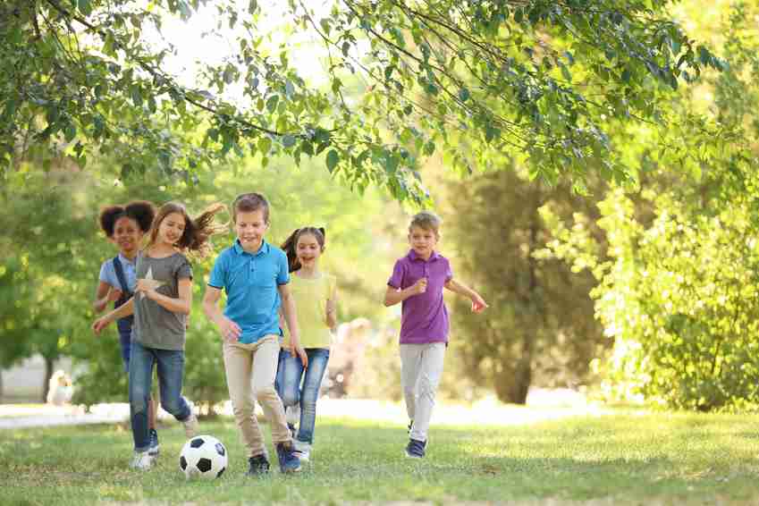 夏休みも部活でヘトヘトな日本の子たち。イタリアの少年サッカーは練習週2日、夏休みは完全オフ