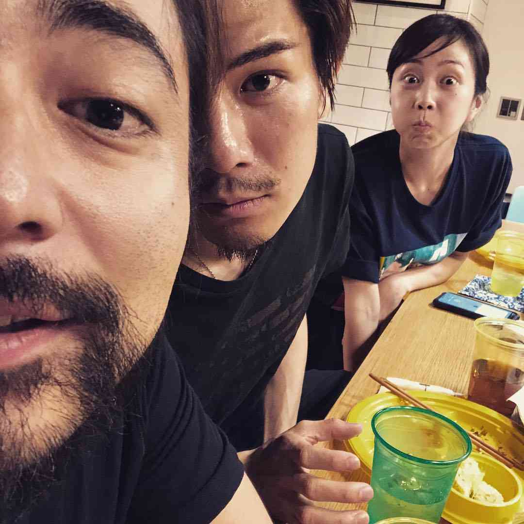 小栗旬宅に山田孝之&佐藤二朗&木南晴夏ら大集合「凄いメンツ」「豪華すぎ」と話題に