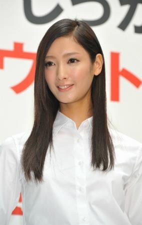 菜々緒のマネジャー、14人も変わっていた　「週刊文春」が報じる