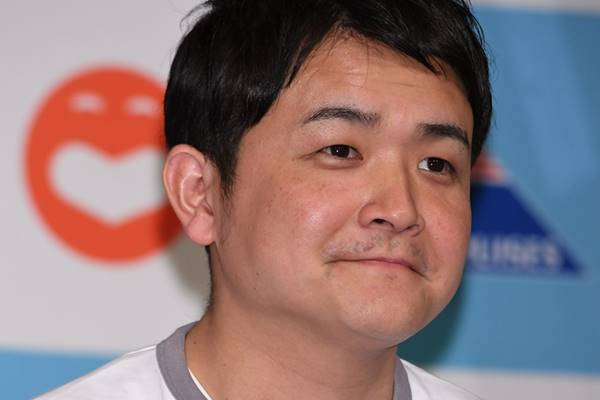 綾部祐二のクールなオーバーコート姿に意見分かれる「恥ずかしい」「雰囲気出てる」