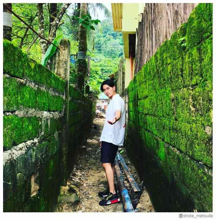 松田翔太「梢ちゃんが撮ったの？」「彼氏感すごい」手を差し伸べる見返りショットに反響殺到 - モデルプレス