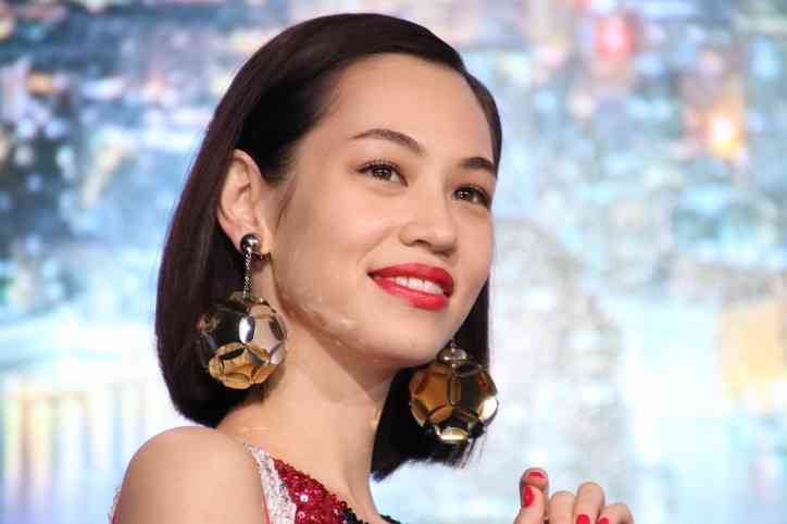 水原希子、レトロなファッションスタイルを披露「絵になる」「素敵」と話題に | AbemaTIMES
