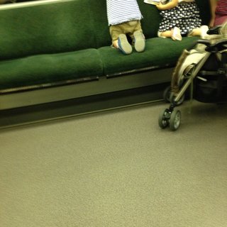 靴を履かせたまま子供を抱っこする親は非常識　匿名投稿に「本当に不快」と共感の声
