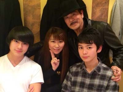 新田真剣佑の弟デビュー、親子ハリウッド目指し千葉真一が鬼特訓