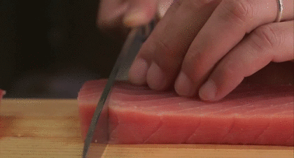 新鮮なマグロが切れ味のよい包丁で切られるGIF画像｜無料GIF画像検索 GIFMAGAZINE [361341]