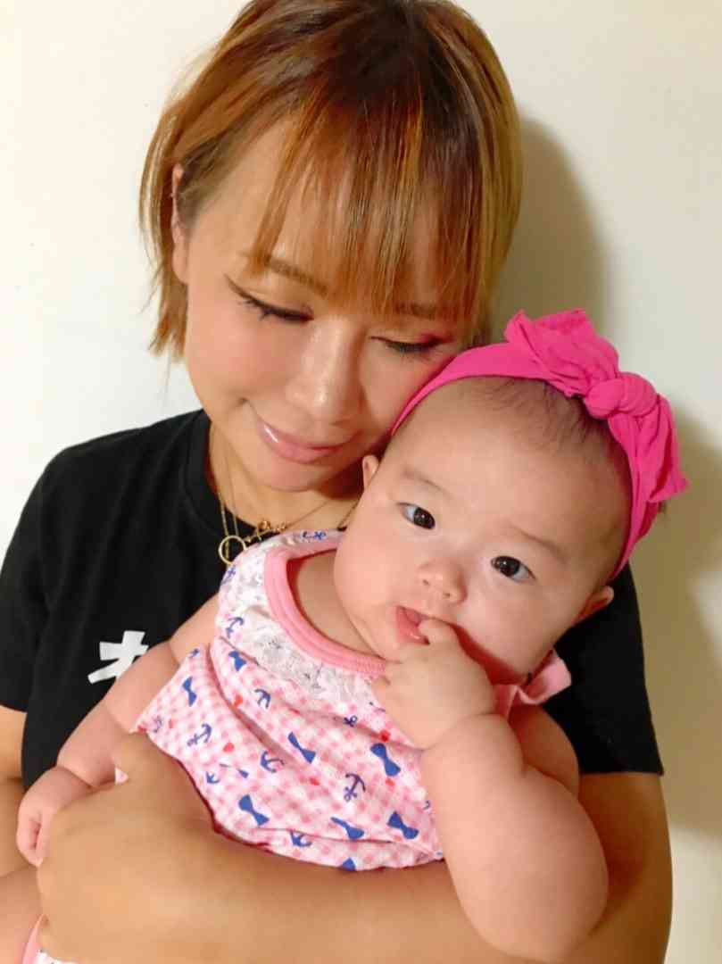 浜田ブリトニー、生後4か月半の娘を置いて出張に 「寂しい」胸中吐露もネットでは批判続出
