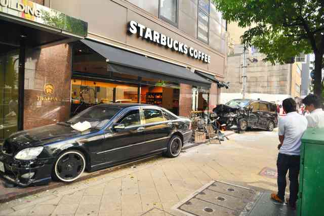 スタバに車2台突っ込む　酒気帯び運転容疑で1人逮捕
