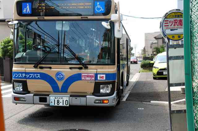 横断歩道と近接、死角生む危険なバス停 横浜で女児死亡