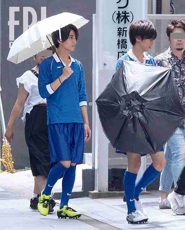 話題のKing & Prince 高橋＆神宮寺＆岩橋　サッカーユニフォーム姿で移動中の素顔（FRIDAY） - Yahoo!ニュース