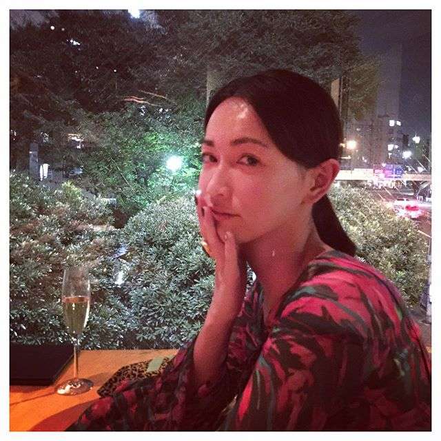 長谷川京子、「唇に違和感が…」アヒル口の自撮り写真に話題騒然