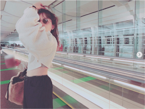 川口春奈、セクシーすぎる”腹チラ写真”にファン歓喜「お腹…美しい！」(1ページ目) - デイリーニュースオンライン