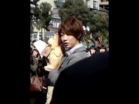 20111203　嵐　相葉ちゃん　in　台湾　龍山寺 - YouTube