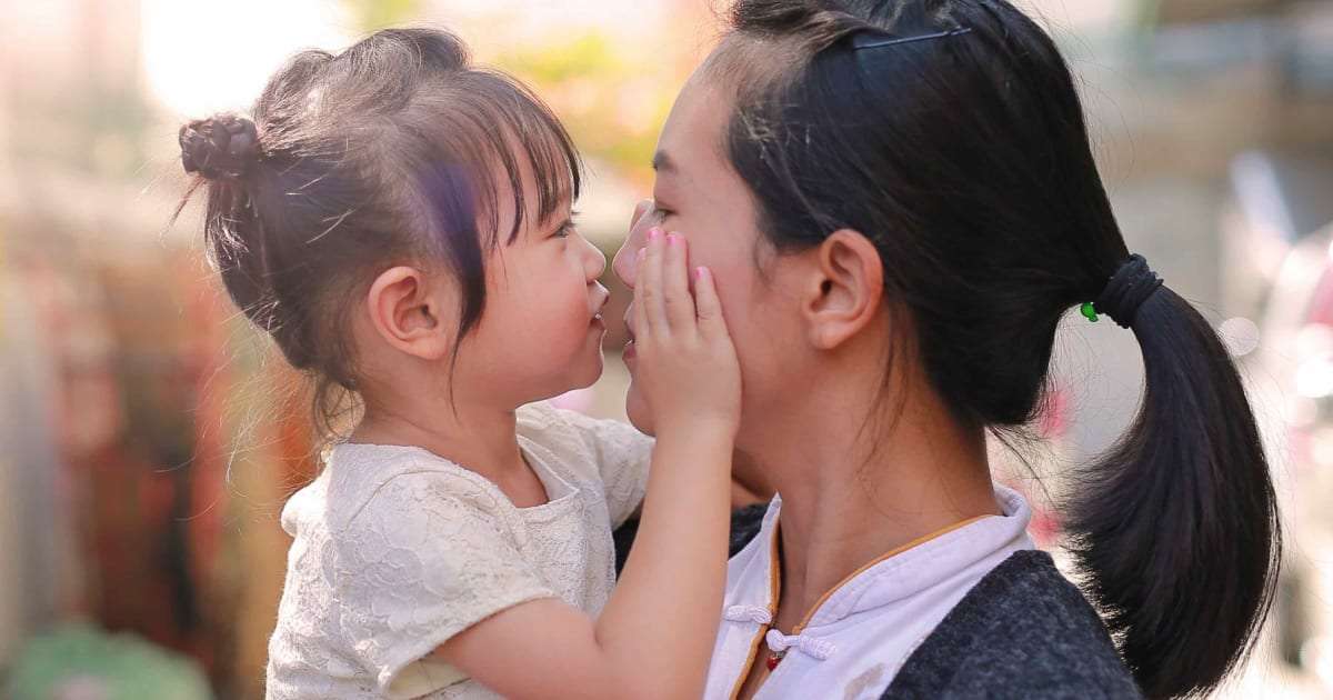 靴を履かせたまま子供を抱っこする親は非常識　匿名投稿に「本当に不快」と共感の声 – しらべぇ ｜ 気になるアレを大調査ニュース！