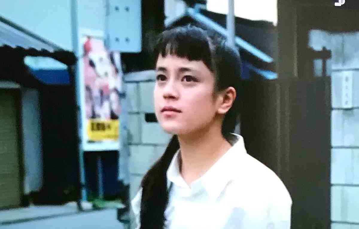 シンプルに一つに結ばれた髪型の芸能人がみたい。