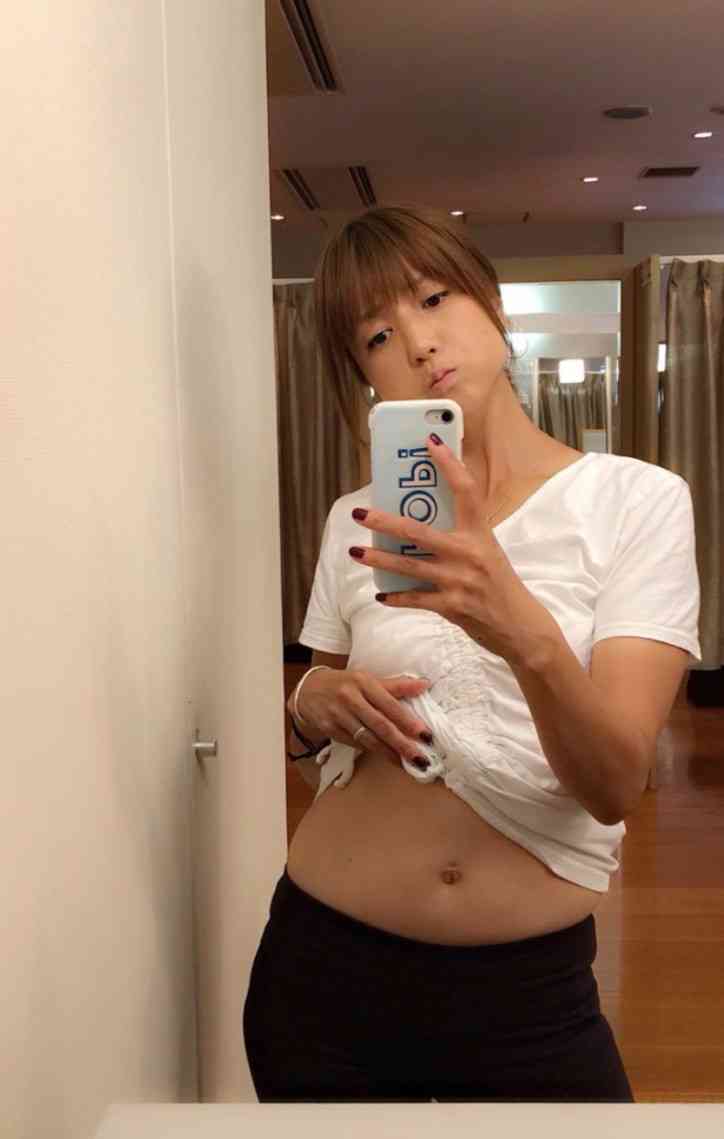 hitomi、気になる“ぽっちゃりお腹”を公開「この秋からガンバロ～」