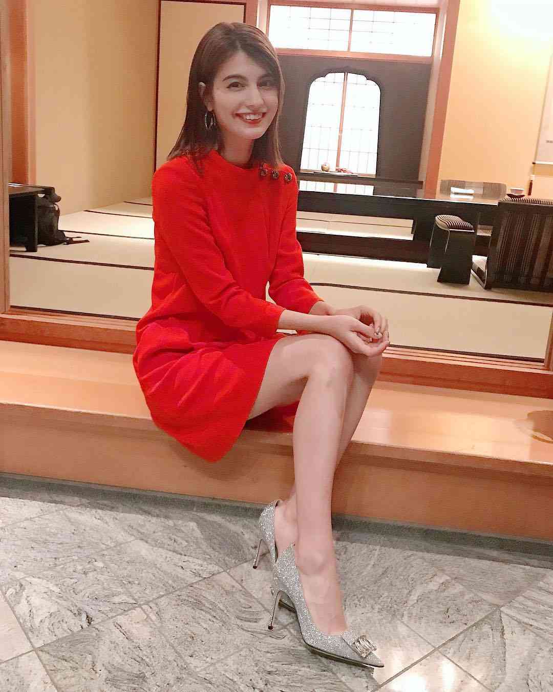 マギー、ワンピースから覗く美脚に反響「足綺麗」「美しすぎ」