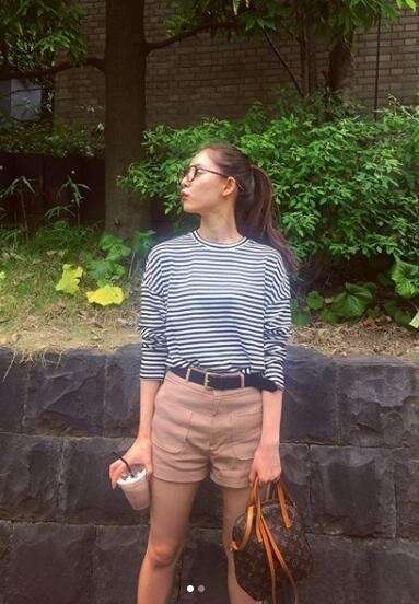 シンプルに一つに結ばれた髪型の芸能人がみたい。