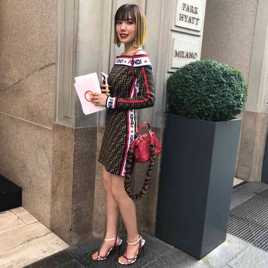 仲里依紗、ボディコンドレスでFENDIのショーに　セクシーな脚線美に注目が集まる