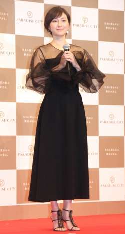 広末涼子、5つの華麗なドレス姿披露 男性スタッフ推し色“赤”に照れ