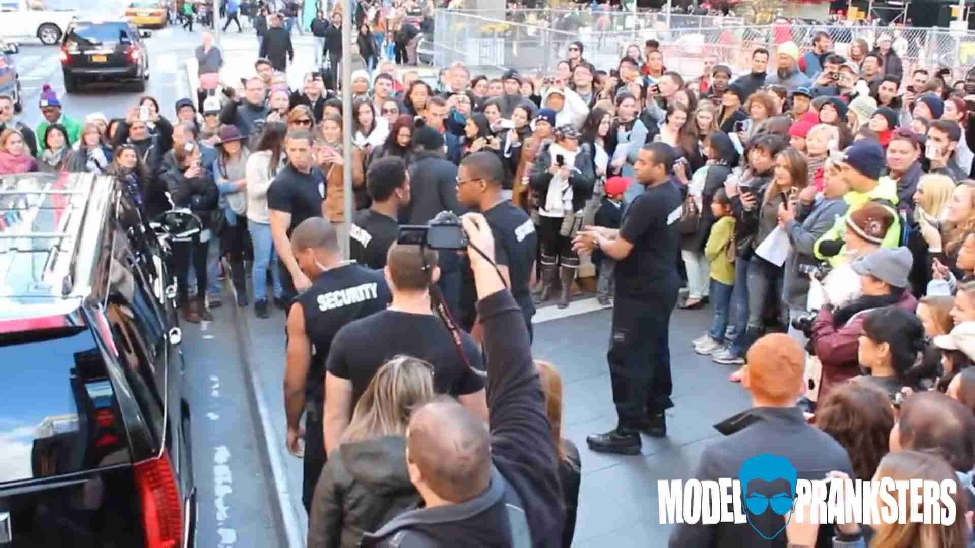 Fake Zac Efron Pranks New York City! - YouTube