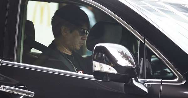 川崎麻世「訴訟せず」誓約書の存在…裏切られた長女はPTSD | 女性自身