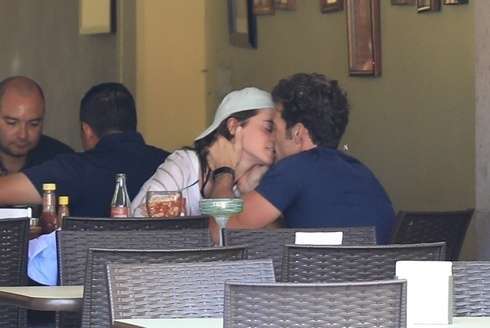 エマ・ワトソンが新恋人のイケメン起業家とメキシコでバカンス! キス現場もキャッチ♡