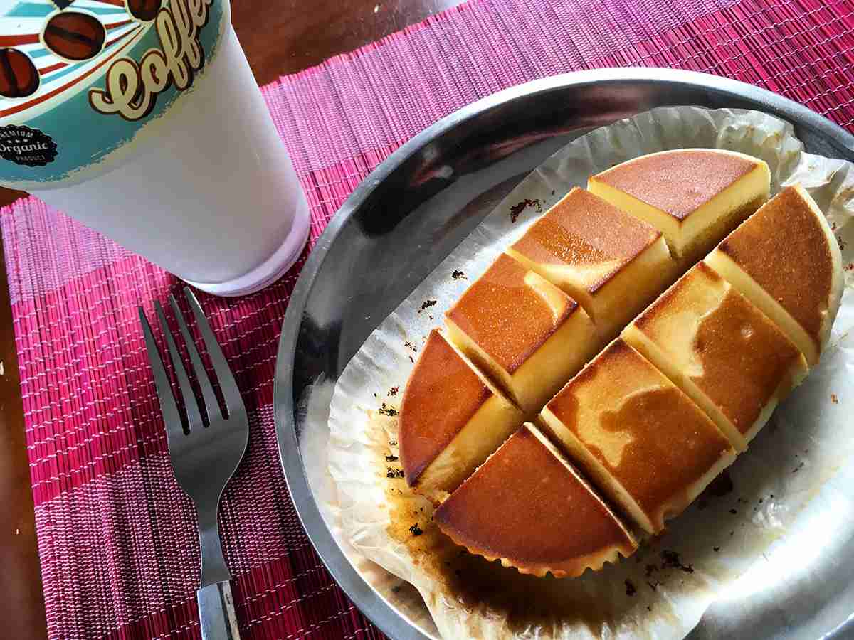チーズ蒸しパンに切れ目を入れてオーブンで焼いて、溝にハチミツを流し込んだら罪深すぎる味になるので、バターとメープルシロップでやってみた | ロケットニュース24