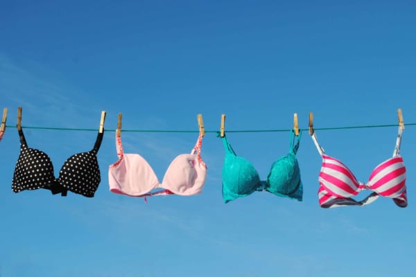 夫に「留めて」とお願いする妻も…　外出先でブラホックが外れた体験談