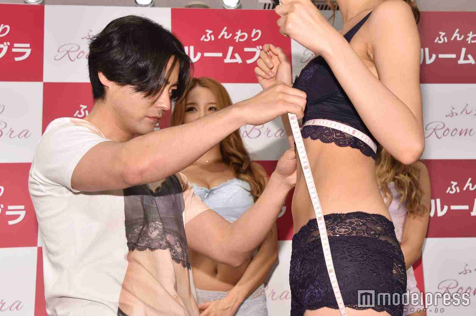 『伝説のAV監督』を演じる山田孝之が“白ブリーフ”で女優に迫る!